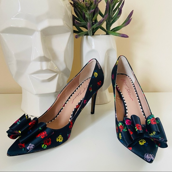 New Betsey Johnson black floral print pointed toe bow heels shoes - Picture 2 of 11